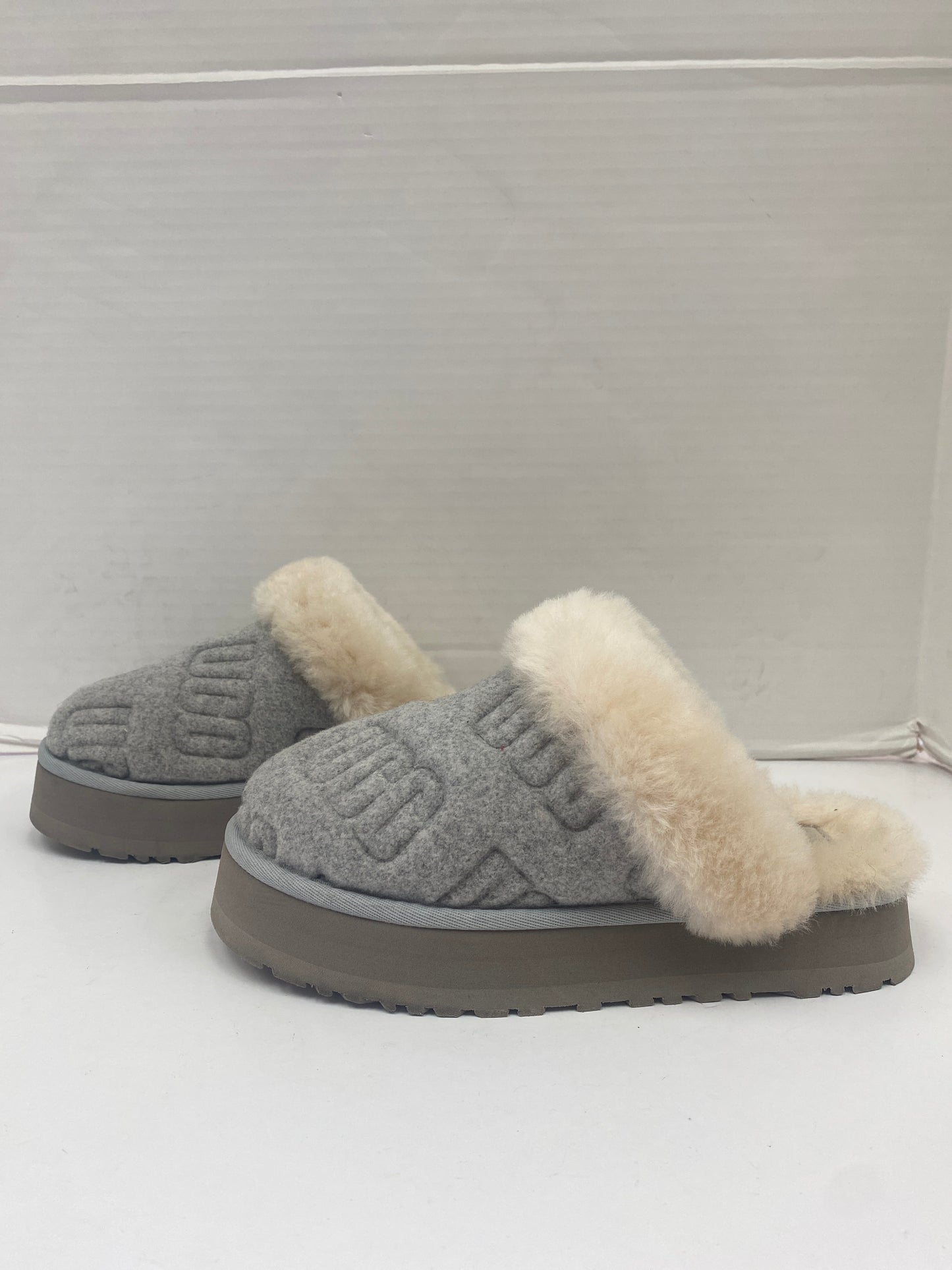 Slippers By Ugg  Size: 7