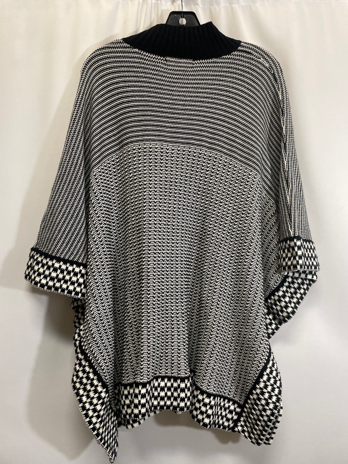 Poncho By Liz Claiborne In Black & White, Size: L