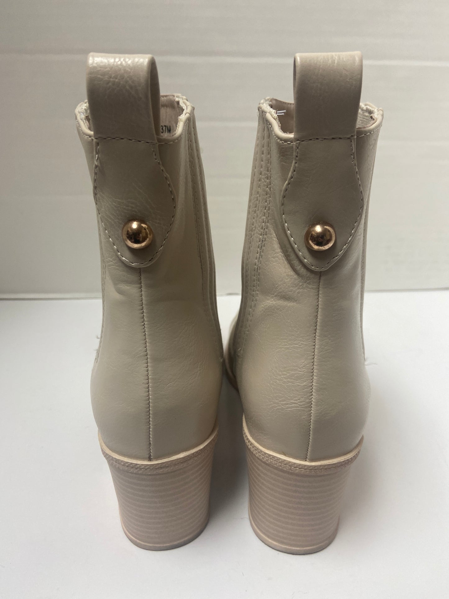 Boots Ankle Heels By Dirty Laundry In Cream, Size: 6.5