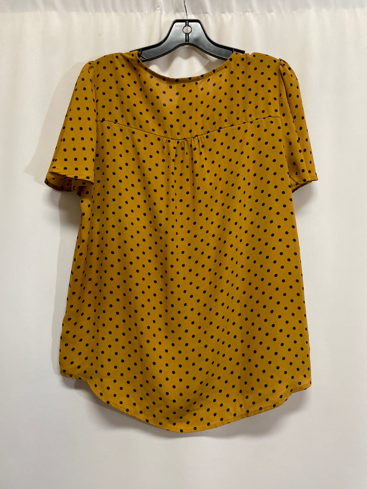 Top Short Sleeve By Clothes Mentor In Yellow, Size: L