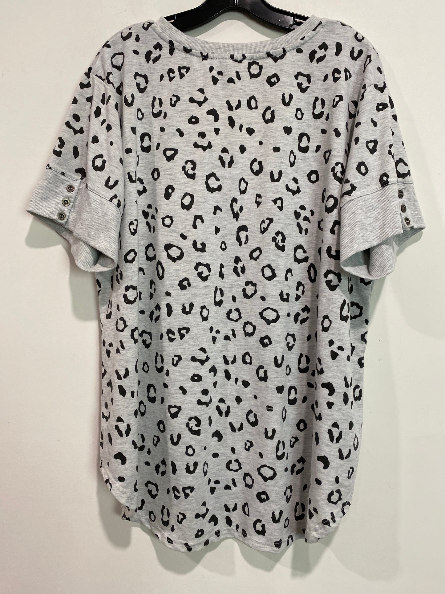 Top Short Sleeve By Jane And Delancey In Grey, Size: 1x