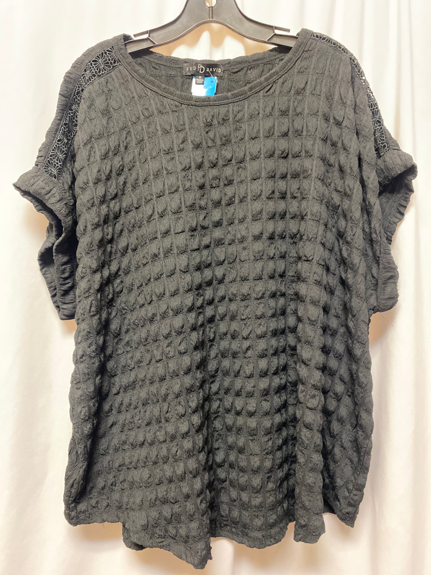 Top Short Sleeve By Fred David In Black, Size: 2x