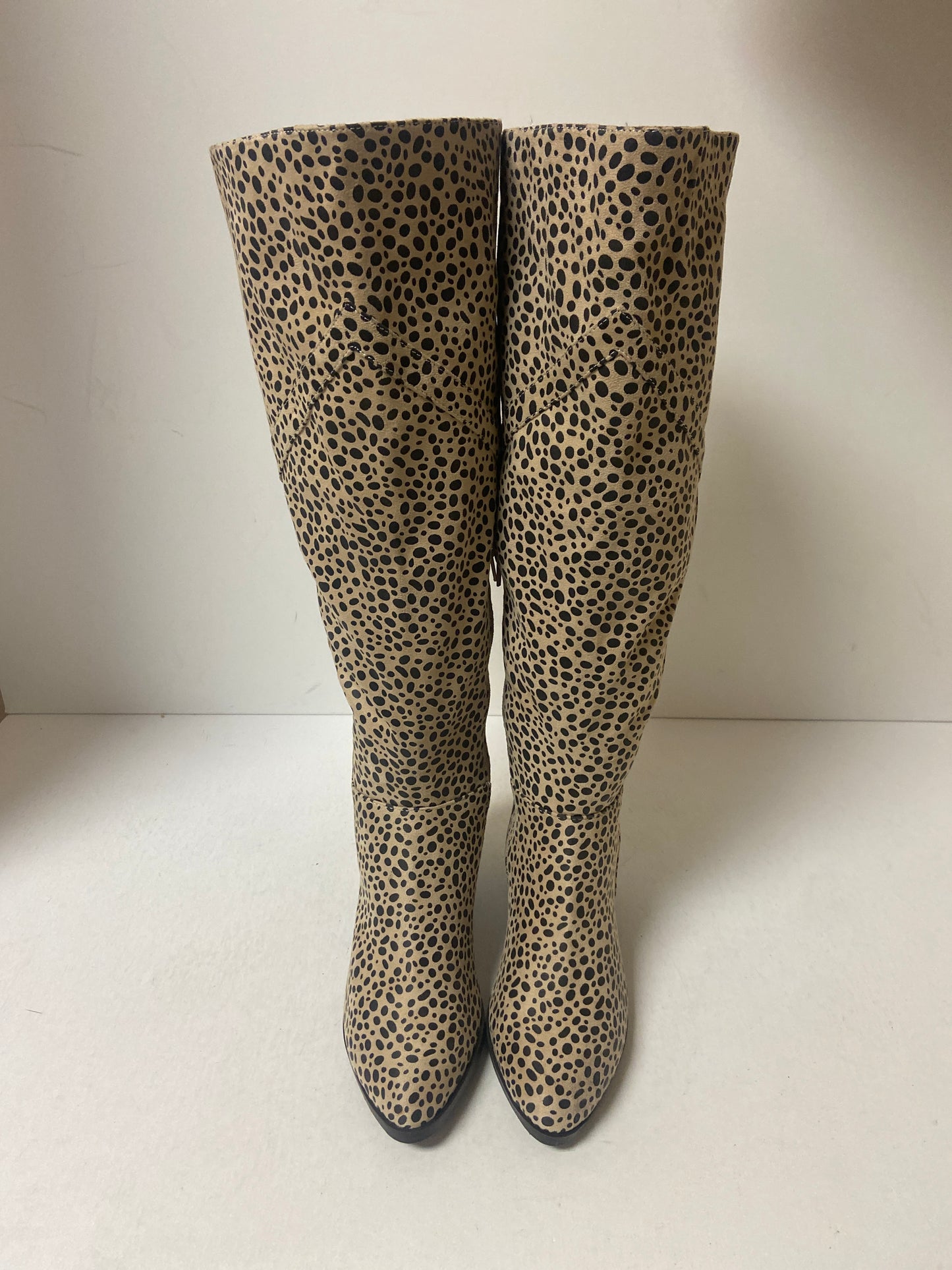 Boots Knee Heels By Clothes Mentor In Animal Print, Size: 8.5