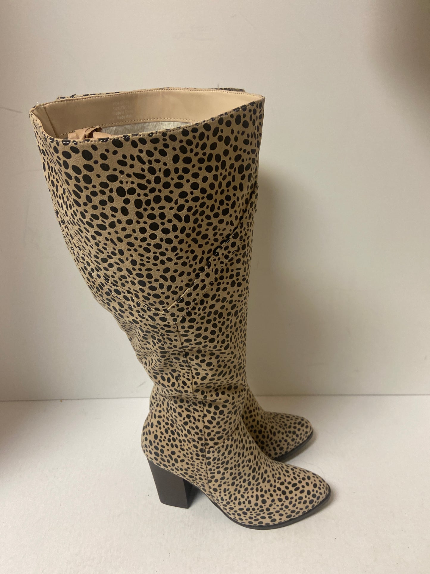 Boots Knee Heels By Clothes Mentor In Animal Print, Size: 8.5