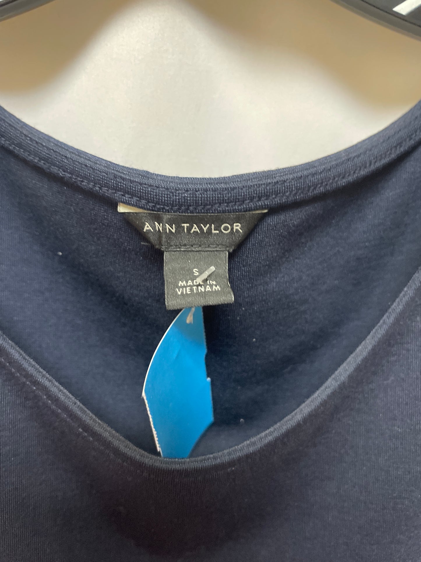 Top Sleeveless By Ann Taylor In Navy, Size: S