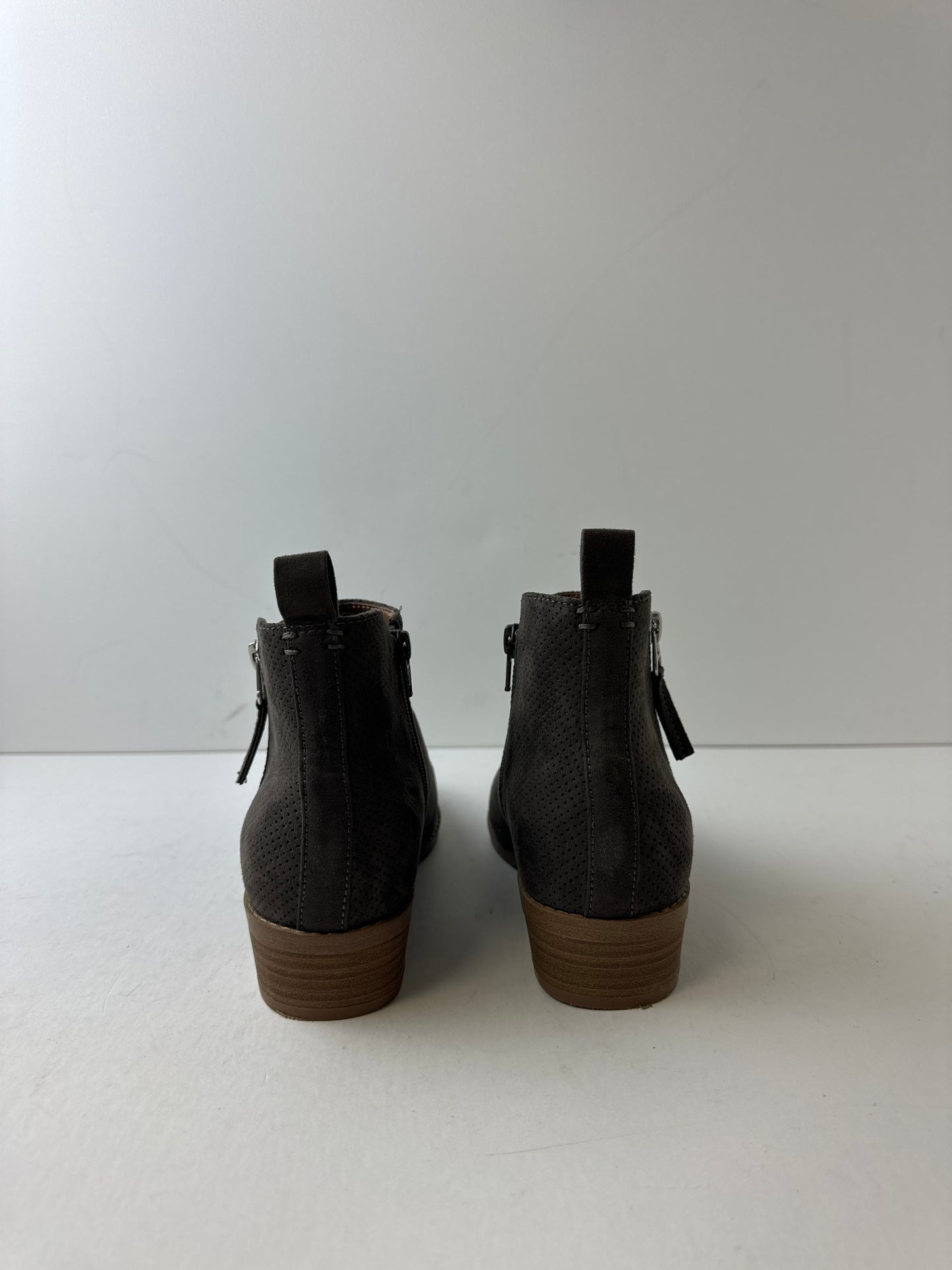 Boots Ankle Heels By Universal Thread  Size: 7.5