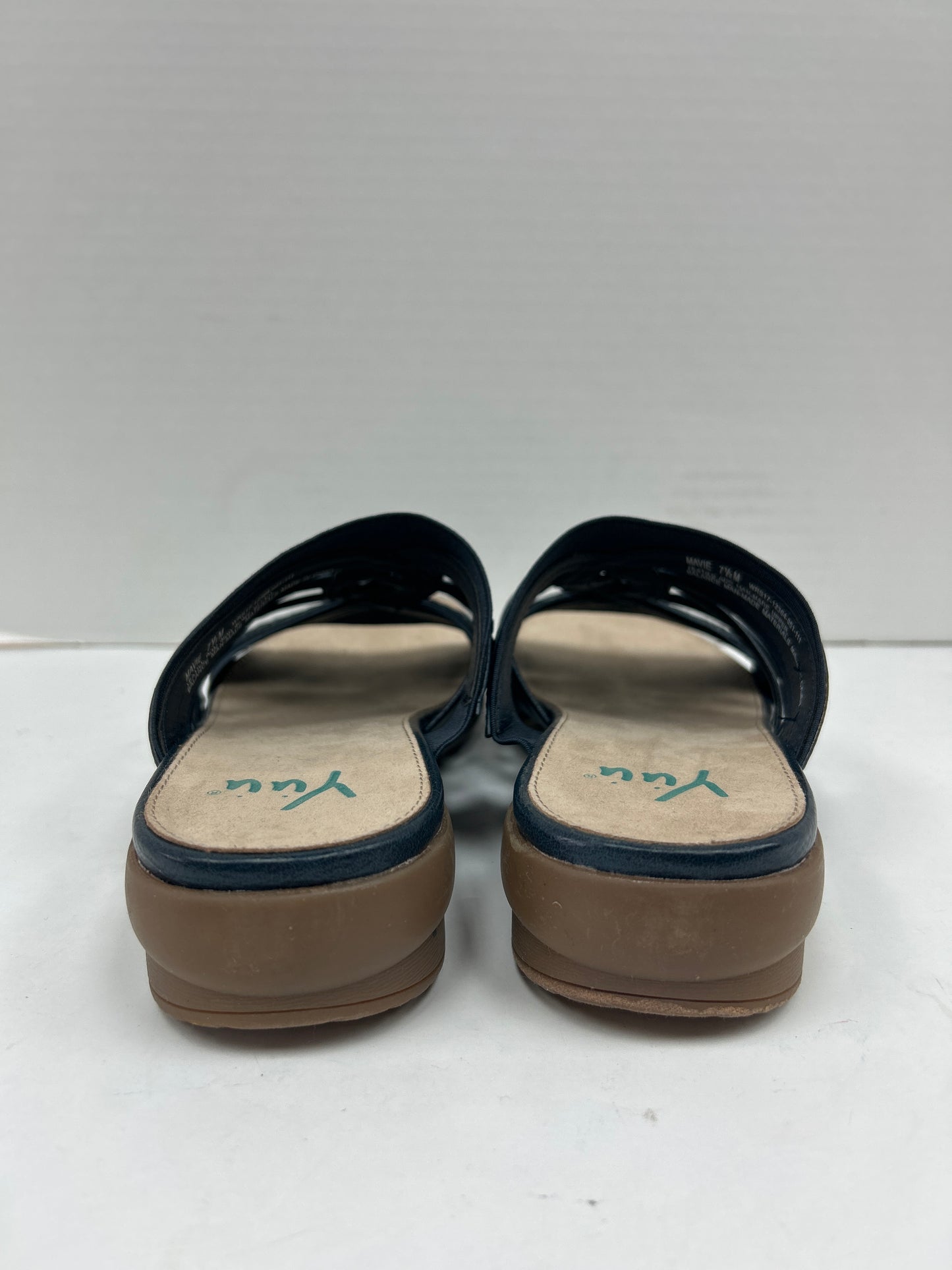 Sandals Flats By Clothes Mentor  Size: 7.5